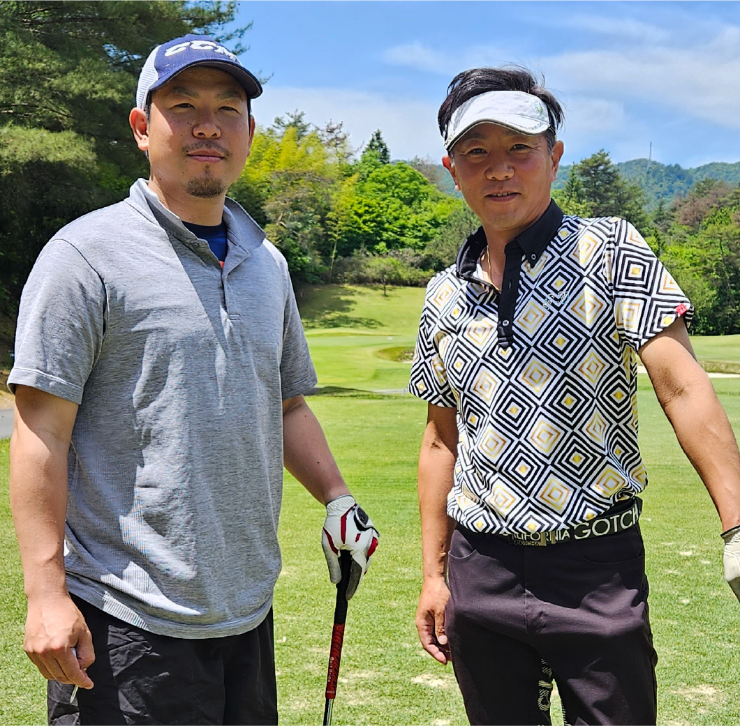 シングルプレイヤーの堤さん。左は社員の柳田さん